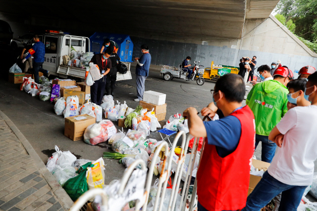 중국 수도 베이징에서 코로나19가 확산하는 가운데 지난 17일(현지시간) 펑타이구의 봉쇄구역 주민에게 식품이 배달되고 있다. /로이터연합뉴스