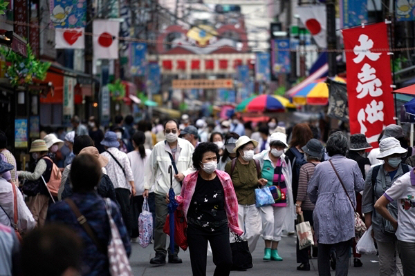 일본 도쿄에서 지난 24일 마스크를 쓴 시민들이 거리를 걷고 있다./AP연합뉴스