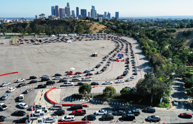 26일(현지시간) 미국 캘리포니아주 로스앤젤레스(LA) 다저스타디움의 주차장에 코로나19 검사를 받으려는 사람들이 탄 차가 줄지어 있다./AFP연합뉴스