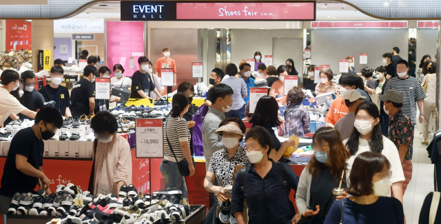 28일 서울 롯데백화점 본점에 마련된 ‘코리아 패션 마켓’ 행사장에서 시민들이 쇼핑을 하고 있다./권욱기자