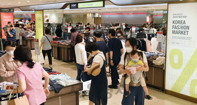 28일 서울 롯데백화점 본점에 마련된 ‘코리아 패션 마켓’ 행사장에서 시민들이 쇼핑을 하고 있다./권욱기자