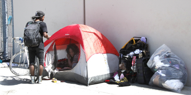 미국 캘리포니아 할리우드 거리의 노숙인들. 노숙인들이 술 대신 손 소독제를 마시는 일이 잇달아 벌어지면서 미국 당국이 경고에 나섰다. /연합뉴스