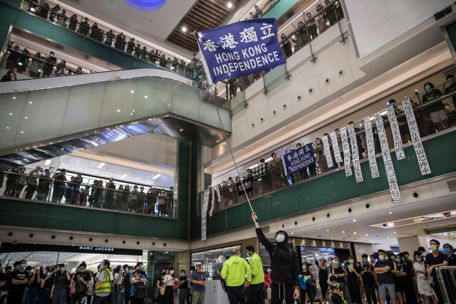지난 12일(현지시간) 홍콩의 한 쇼핑몰에서 시위대가 ‘홍콩독립’이라고 쓴 깃발을 흔들며 집회를 벌이고 있다. /연합뉴스