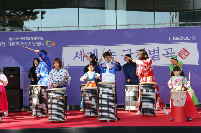 지난해 10월 금천구청 광장에서 개최된 ‘세계 속 금천별곡 다문화 축제’에서 어린이들이 전통 북 공연을 선보이고 있다./사진제공=금천구