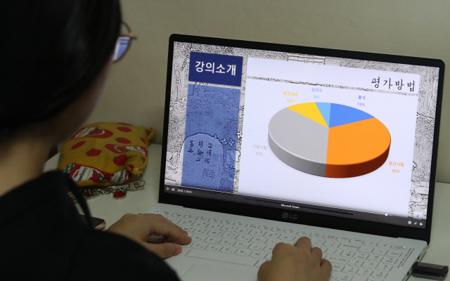 서울 서대문구의 한 가정에서 올해 대학에 입학한 신입생이 노트북으로 온라인 강의를 듣고 있다. /연합뉴스