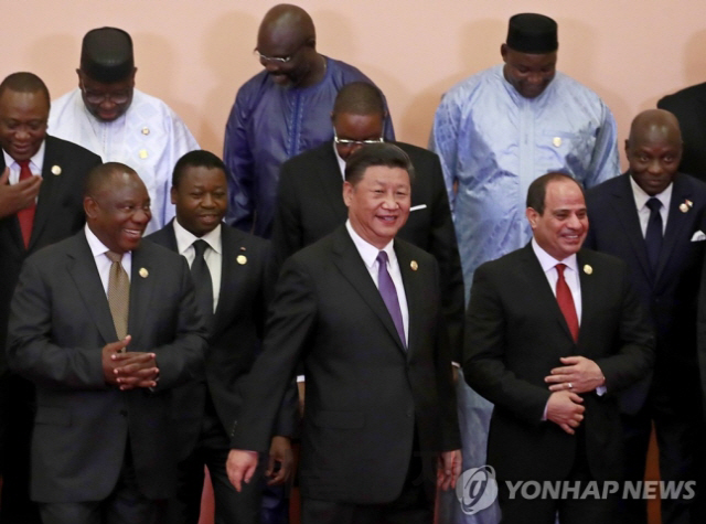 2018년 열린 ‘중국·아프리카 협력포럼 정상회의’에서 시진핑(앞줄 가운데) 중국 국가주석이 웃고 있다./EPA연합뉴스