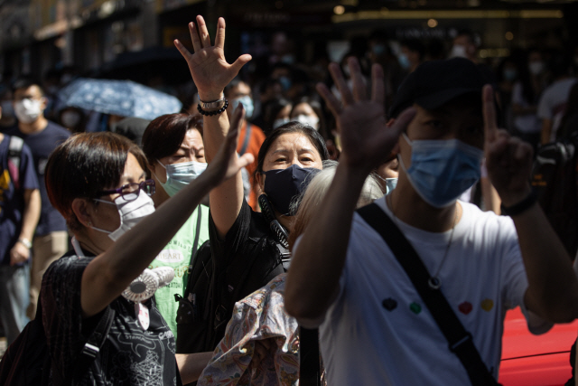 28일 홍콩 민주화 시위대가 다섯손가락을 활짝 편 채 홍콩보안법 반대 침묵시위를 벌이고 있다. /EPA연합뉴스