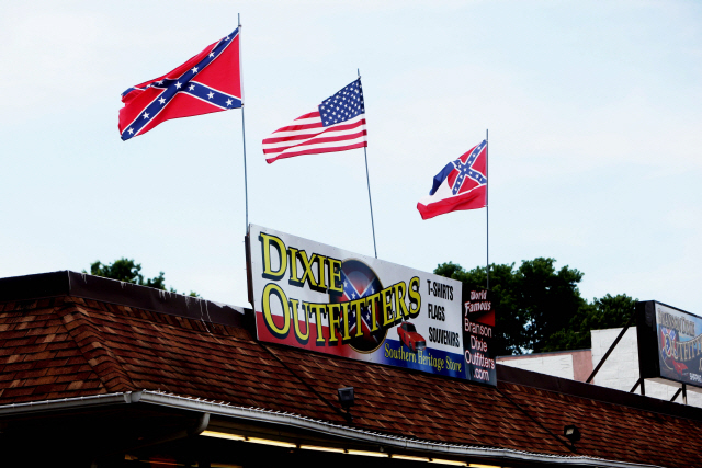 남부연합기(맨 왼쪽)와 미국 미시시피주 깃발(맨 오른쪽)./AP연합뉴스