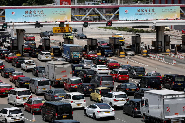 홍콩 정부가 내건 홍콩보안법 환영 플래카드가 29일 홍콩의 이스턴하버 도로에 걸려있다. /로이터연합뉴스
