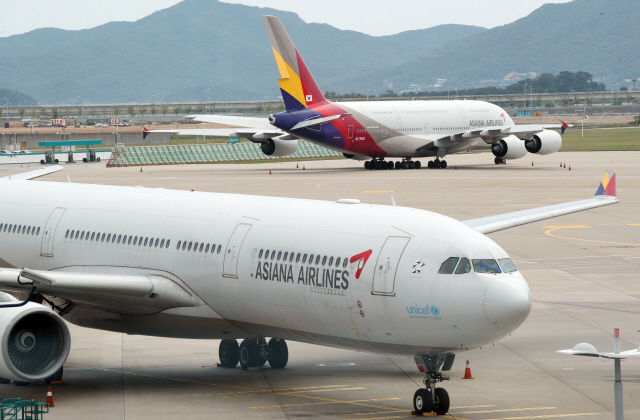 인천국제공항 1터미널 계류장에 아시아나항공 여객기가 멈춰 서 있다. /연합뉴스