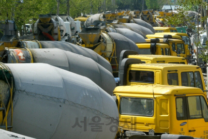 레미콘 차량이 멈춰서 있는 모습. /서울경제DB
