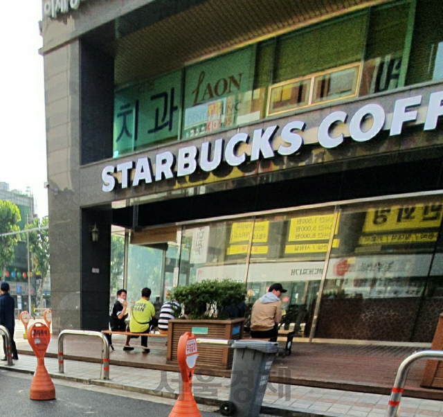 13일 영등포 한 스타벅스 앞에 개장을 기다리며 줄을 선 사람들./박형윤기자