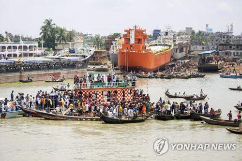 29일 여객선이 충돌 후 침몰한 방글라데시 수도 다카 남부를 지나는 강에서 수색 작업이 진행 중이다. /연합뉴스