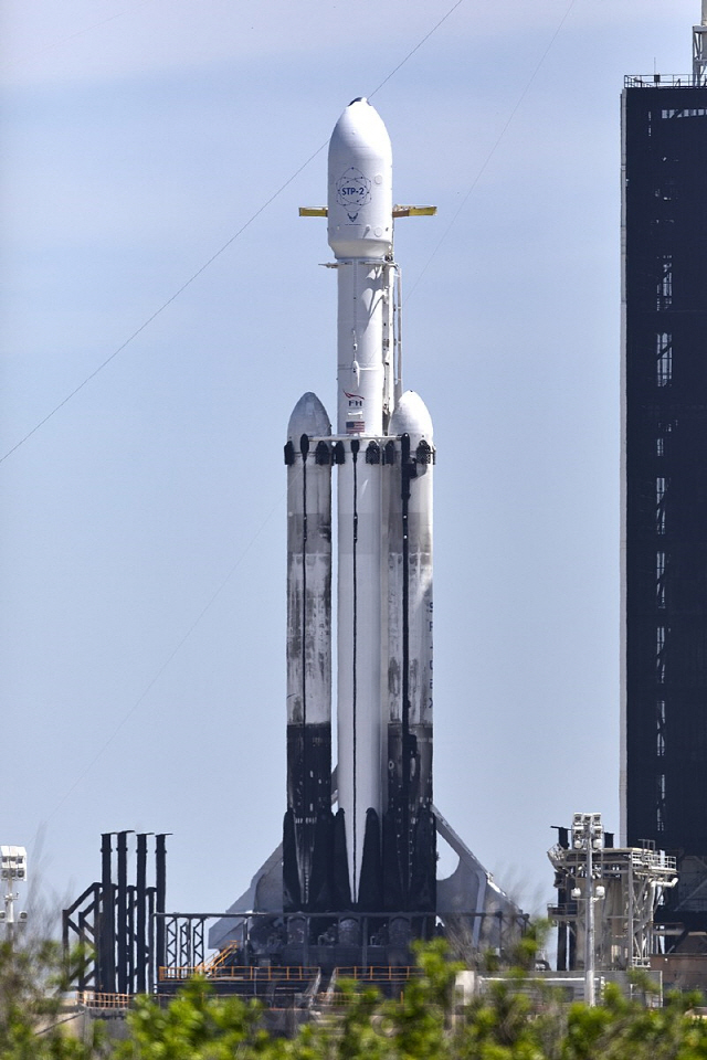 75톤 추력을 내는 엔진 27개를 클러스터링한 스페이스X의 펠컨 헤비 로켓으로 앞으로 달 관광객을 쏘아 올리게 된다.