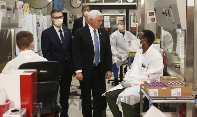 마이크 펜스 미국 부통령(가운데)이 미네소타 주 로체스터 ‘메이오 클리닉’을 방문, 마스크를 쓰지 않은 채 신종 코로나바이러스 감염증(코로나19) 연구진과 얘기를 나누고 있다. /AP연합뉴스