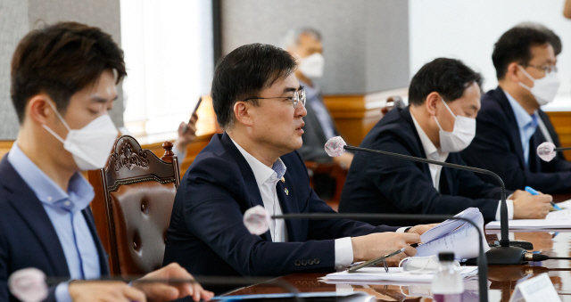손병두(왼쪽 두번째) 금융위원회 부위원장의 모습. /사진제공=금융위