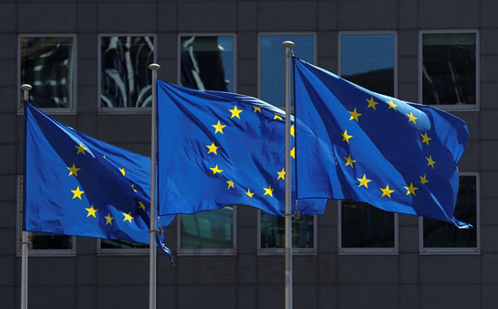 벨기에 브뤼셀의 EU 집행위원회 앞 EU 깃발 /로이터연합뉴스