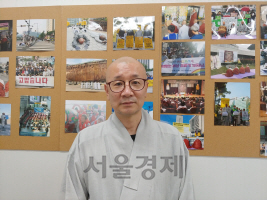 지난 29일 지몽스님이 서울 종로구 조계종 사회노동위원회 사무실에서 차별금지법 제정의 의미를 설명하고 있다.