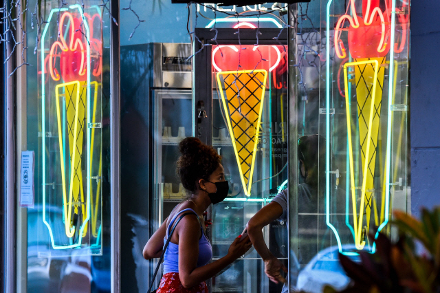 29일(현지시간) 미국 플로리다주 마이애미 쇼핑센터에서 한 시민이 마스크를 착용한 채 아이스크림을 사고 있다.  /AFP연합뉴스