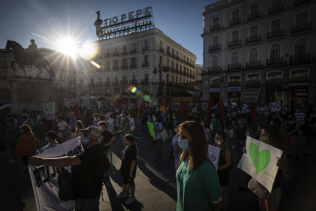 29일(현지시간) 스페인 마드리드에서 의료종사자들이 공공의료체계의 개선을 요구하며 시위를 벌이고 있다. /연합뉴스