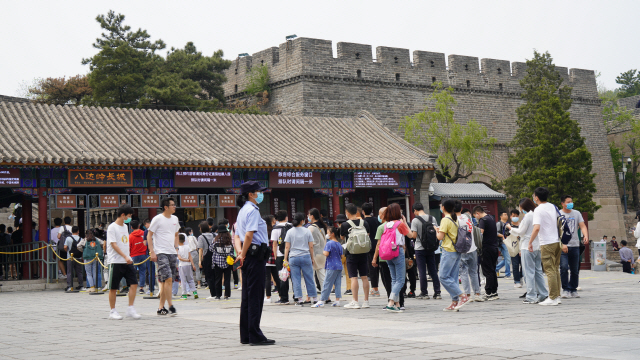 지난 5월3일 일요일 중국 베이징의 만리장성 바다링 매표소 앞에 표를 사려는 관광객들이 길게 줄을 서있다. 코로나19 확산으로 두달여간 폐쇄됐던 만리장성이 3월24일 재개장했지만 여전히 삼엄한 모습이다. /최수문기자
