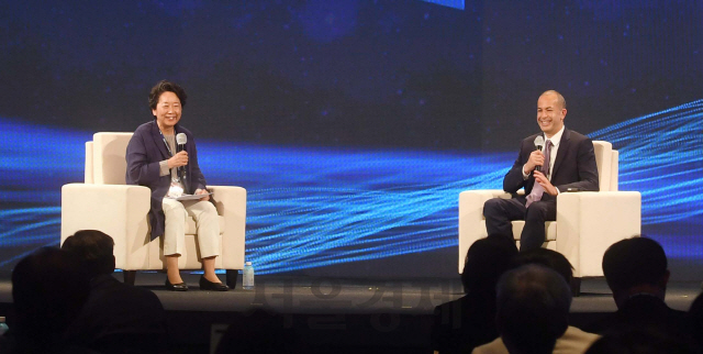 네이선 울프(오른쪽) 메타바이오 이사회 의장과 노정혜 한국연구재단 이사장이 30일 그랜드&비스타워커힐서울에서 열린 ‘서울포럼 2020’에서 대담을 하고 있다./권욱기자