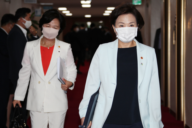 김현미 국토교통부 장관(오른쪽)과 추미애 법무부 장관이 30일 정부서울청사에서 열린 국무회의에 참석하고 있다./연합뉴스