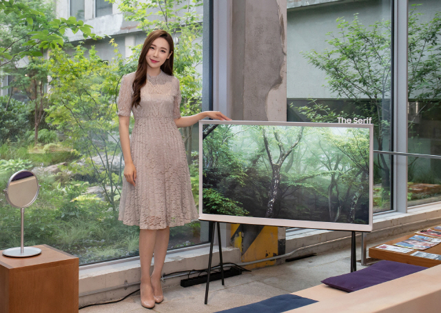 성동구 성수동에 위치한 ‘아모레 성수’에 삼성 라이프스타일 TV ‘더 세리프‘가 전시돼 있다. /사진제공=삼성전자