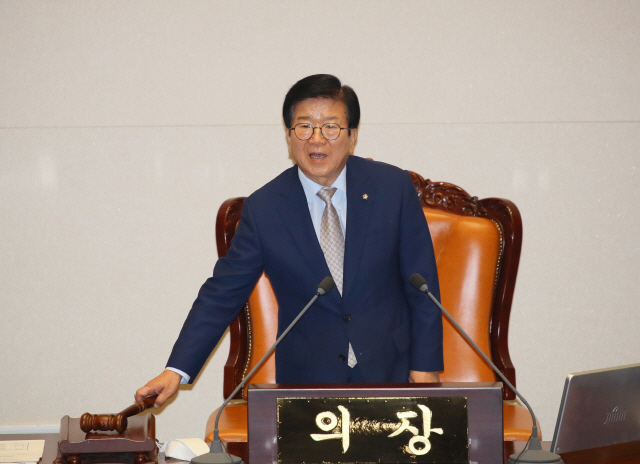 박병석 국회의장이 29일 오후 국회 본회의에서 개의를 선언하고 있다. /사진=연합뉴스