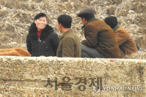 중국 단둥시 북중 국경지대의 북한 주민들. /연합뉴스