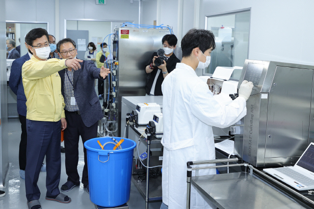 허태정(사진 왼쪽 첫번째) 대전시장이 바이오기업 알테오젠을 찾아 생산시설을 살펴보고 있다. 사진제공=대전시