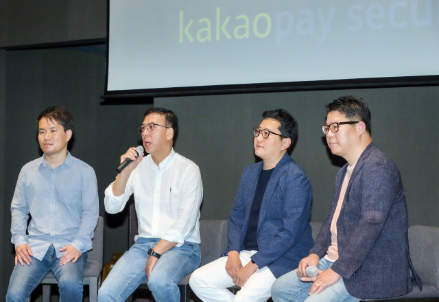 이인호(왼쪽부터) 카카오페이증권 CTO, 김대홍 대표, 이상원 COO, 이주랑 CFO. /사진제공=카카오페이증권