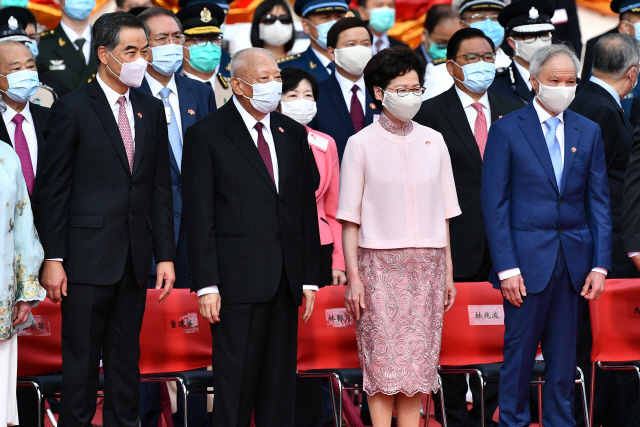 캐리 람(앞줄 오른쪽 두번째) 홍콩 행정장관 등 중국과 홍콩 인사들이 1일 홍콩주권반환 23주년 기념식을 진행하고 있다. /연합뉴스