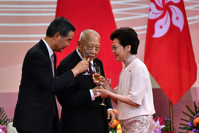 홍콩 반환 23주년을 맞은 이날 캐리 람(오른쪽) 행정장관이 둥젠화(가운데) 초대 행정장관 등과 기념식을 진행하며 건배하고 있다./AFP연합뉴스