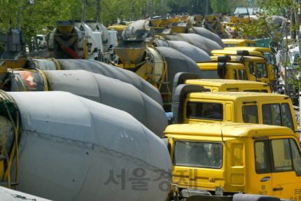 레미콘 차량이 멈춰서 있는 모습. /서울경제DB