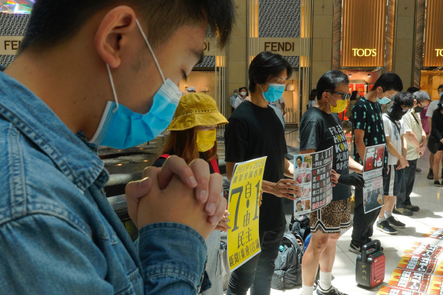 홍콩 시위대가 지난달 30일 센트럴 지구의 한 쇼핑몰에서 중국 전국인민대표대회(전인대) 상무위원회의 홍콩보안법 통과 처리에 항의하고 있다. /AP연합뉴스