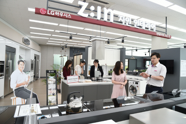 LG전자 베스트샵 서울 강서본점 내 LG하우시스 지인 매장에서 고객들이 제품을 살펴보고 있다./사진제공=LG하우시스