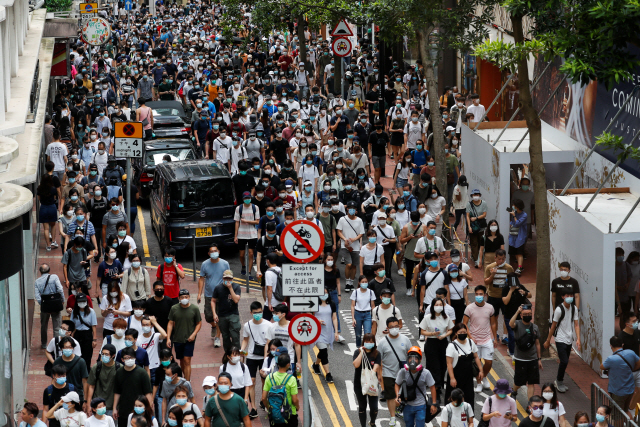 1일 홍콩보안법 반대 시위대가 홍콩 중심가 도로를 가득 메운 채 행진하고 있다. /로이터연합뉴스