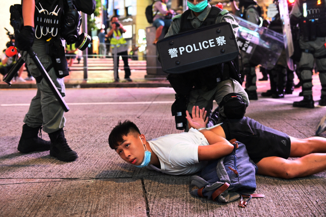 1일 홍콩보안법 시위를 벌이던 한 청년을 경찰이 체포하고 있다. /EPA연합뉴스