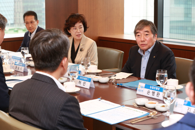 윤석헌(왼쪽) 금융감독원장이 2일 서울 명동 은행회관에서 시중은행장과 조찬간담회를 하며 발언을 하고 있다. /사진제공=금융감독원