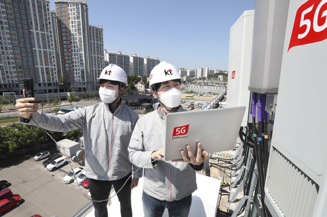 KT 직원들이 경기도 파주산업단지의 상용망에 구축된 5G 단독모드(SA) 네트워크를 시험하고 있다./사진제공=KT