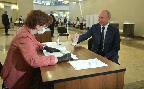 블라디미르 푸틴 러시아 대통령이 1일(현지시간) 모스크바 시내 과학아카데미 건물에 차려진 투표소에 직접 나와 투표하고 있다. 코로나19 확산 와중에도 마스크나 일회용 장갑을 착용하지 않았다. /연합뉴스