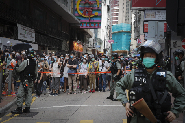 1일 홍콩에서 시위대가 홍콩보안법 시행에 반대하는 항의시위를 벌이고 있다./AP연합뉴스