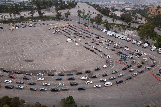 1일(현지시간) 미국 캘리포니아 로스앤젤레스(LA)의 다저스 구장에 코로나19 검사를 받기 위한 차량들이 줄지어 기다리고 있다. /EPA연합뉴스