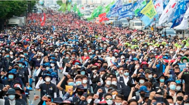 지난달 10일 서울 여의도공원 인근에서 민주노총 조합원들이 중대재해기업처벌법 우선 입법을 촉구하는 구호를 외치고 있다. /연합뉴스