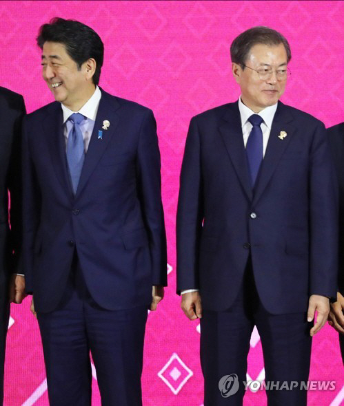 문재인(오른쪽) 대통령과 아베 신조 일본 총리. /연합뉴스