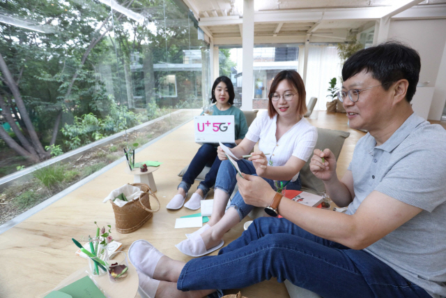 서울 성동구 성수동 한 문화공간에서 신입사원 멘토들과 박치헌(상무) 전략기획담당이 멘토링을 진행하고 있다./사진제공=LG유플러스