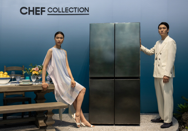 삼성전자 모델들이 2일 서울 성수동 체험존에서 비스포크 개념을 제품 내외부에 적용한 냉장고 ‘뉴 셰프 컬렉션’을 소개하고 있다. /사진제공=삼성전자