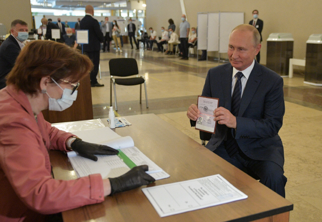 블라디미르 푸틴 러시아 대통령이 1일(현지시간) 모스크바 시내 과학아카데미 건물에 차려진 투표소에 직접 나와 투표하고 있다. /AFP연합뉴스