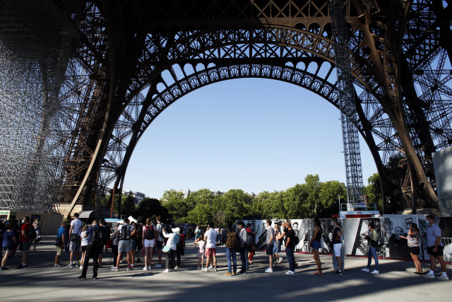 ‘재개장’ 파리 에펠탑 입장 기다리는 관람객들 /AP연합뉴스